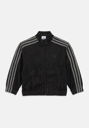 Svart denimjakke med høy krage, frontglidelås, to sidelommer og tre grå striper på hver arm. Diskret logo på brystet.