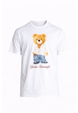 Maglietta bianca con orsetto vestito con una camicia bianca, jeans blu e scarpe nere, con la scritta "Gianni Kavanagh" sotto.