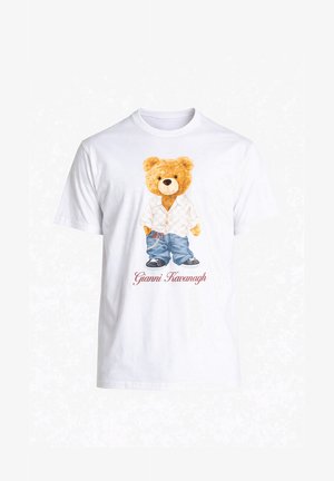 Weißes T-Shirt mit einem Teddybären, der ein weißes Hemd, blaue Jeans und schwarze Schuhe trägt, darunter der Text "Gianni Kavanagh".
