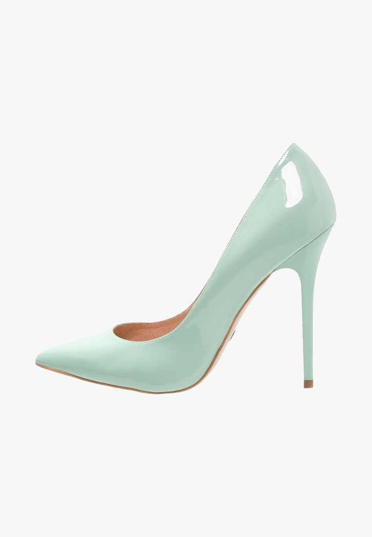 Escarpin en cuir verni vert menthe avec un bout pointu et un talon aiguille. Texture lisse avec une finition brillante. Doublure intérieure marron.
