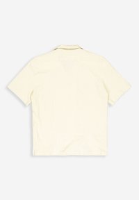 Korte mouwen overhemd in lichtbeige stof, met een gestructureerde afwerking en een klassieke kraag. Eenvoudig, onopgesmukt ontwerp op een effen achtergrond.