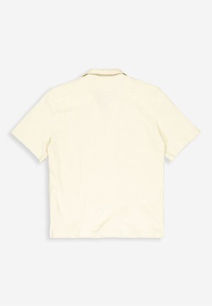 Kurzarmhemd aus leicht beigem Stoff mit einer strukturierten Oberfläche und einem klassischen Kragen. Einfaches, schmuckloses Design auf einem einfarbigen Hintergrund.