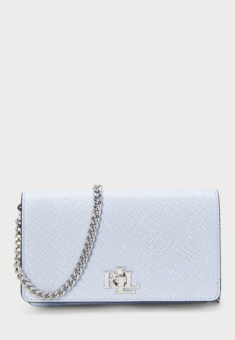Borsa a tracolla texture blu chiaro con tracolla a catena. Presenta un accento con logo metallico sul davanti e un design elegante a pieghe.