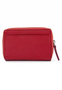 Portafoglio rosso in pelle con superficie testurizzata, chiusura a zip e uno slot per schede visibile sul retro. Forma rettangolare compatta.