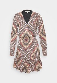 Vestido de manga larga con escote en V, dobladillo acampanado y estampado geométrico multicolor en burdeos, dorado y negro sobre un fondo claro.