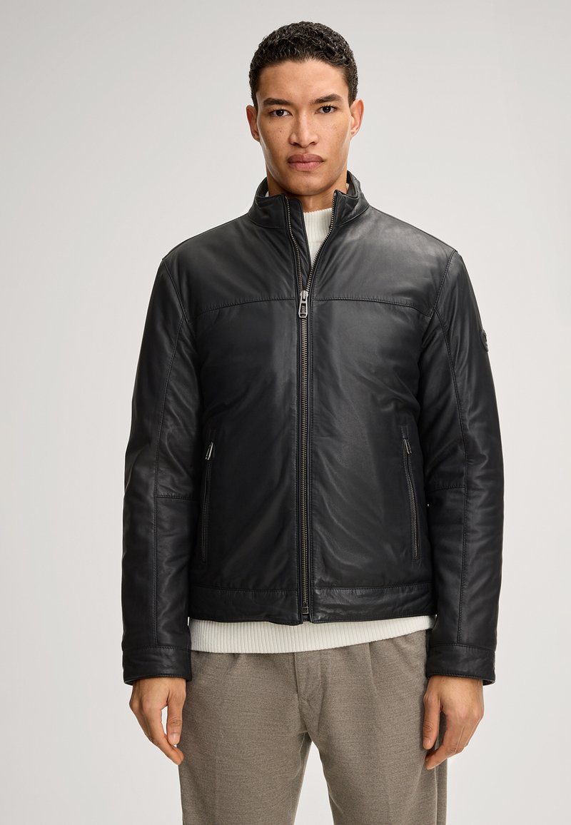 Schwarze Lederjacke mit Reißverschluss vorne, Stehkragen und seitlichen Taschen. Glatte Textur und minimalistisches Design mit dezenten Stickdetails.