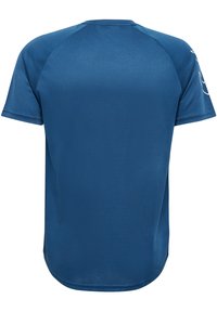 Blå atletisk tröja med korta ärmar, slät textur, rundad fåll och subtila mönster på axlarna, designad för komfort och flexibilitet.