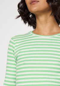 Pieces PCRUKA  - Pitkähihainen paita - absinthe green/cloud dancer