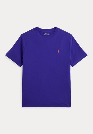 Enkelt lilla T-shirt med korte ærmer og rund hals med et lille rødt Polo Ralph Lauren-logo på venstre bryst.