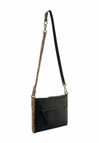 Sac bandoulière en cuir noir avec une poche zippée, présentant une bandoulière à imprimé léopard et du matériel en acier inoxydable. Texture lisse, forme rectangulaire.