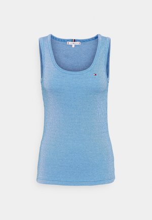 Débardeur côtelé bleu clair avec un col rond et sans manches. Présente un petit logo sur la poitrine gauche. Texture douce.