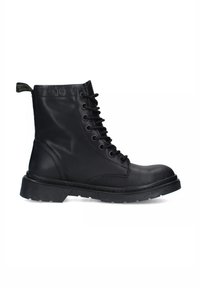 Stivale da combattimento in pelle nera con lacci, suola spessa e testurizzata e manico sul retro, mostrato in vista laterale su uno sfondo bianco.