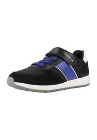 Sneaker nera in suede e materiale sintetico con dettagli blu, fascia in velcro e suola in gomma bianca. Presenta una parte superiore in tessuto liscia e dettagli testurizzati.