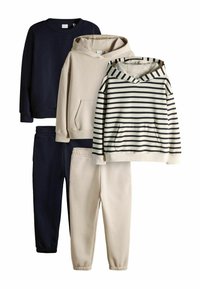 Drei Sets von Kinder-Sweatshirts und -sweatpants: marineblauer Rundhalsausschnitt, beiger Kapuzenpulli mit passenden Hosen und beiger Kapuzenpulli mit schwarzen horizontalen Streifen und passenden Hosen.