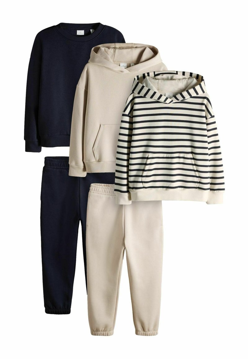 Drei Sets von Kinder-Sweatshirts und -sweatpants: marineblauer Rundhalsausschnitt, beiger Kapuzenpulli mit passenden Hosen und beiger Kapuzenpulli mit schwarzen horizontalen Streifen und passenden Hosen.