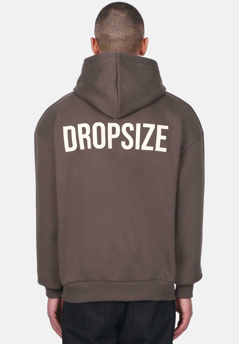 Brun hættebluse med stor hvid "DROPSIZE" tekst på ryggen, med snoretræk i hætten samt ribbet kant og manchetter.