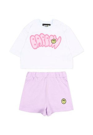Biała koszula z długim rękawem z różowym napisem „Barrow” i żółtym uśmiechem, zestawiona z jasnofioletowymi szortami z elastycznym pasem i małym żółtym uśmiechem.