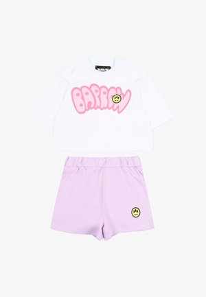 Biała koszula z długim rękawem z różowym napisem „Barrow” i żółtym uśmiechem, zestawiona z jasnofioletowymi szortami z elastycznym pasem i małym żółtym uśmiechem.