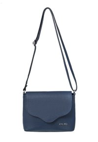 Borsa a tracolla blu in pelle con finitura texturizzata, chiusura a pattina e tracolla regolabile. Presenta un logo dorato sul davanti.