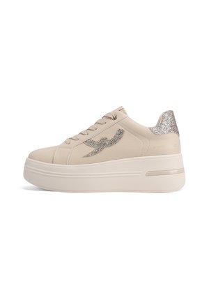 Baskets plateforme beiges avec une tige en cuir lisse, des accents de paillettes complexes sur le talon et un design de logo en courbe.