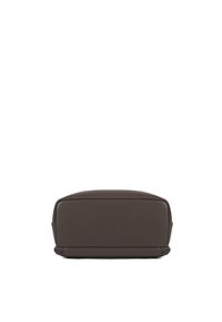 Punguțică din piele maro cu formă rectangulară, textură netedă și colțuri rotunjite. Dispune de un închizător cu fermoar în partea de jos.