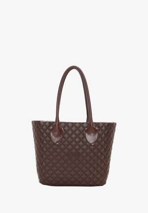 Ruskea tikattu käsilaukku, joka on valmistettu kumimaisesta materiaalista. Laukussa on kiiltävät nahkakahvat ja syvälle painettu logo edessä. Vetoketjukiinnitys.