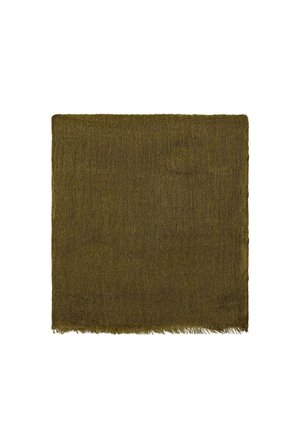 Sciarpa quadrata in lana verde oliva con trama morbida e bordi sfrangiati su sfondo bianco.