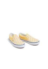 Geel instap schoenen met een dambordpatroon, witte accenten en een rubberen zool. Zacht materiaal met een gladde textuur.