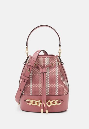 Sac seau en matériau tissé rose avec des rayures blanches, fond en cuir, accent en chaîne dorée et sangle réglable. Détails en métal doré.