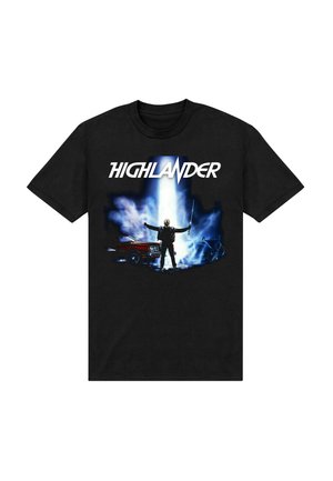 Černé bavlněné tričko s grafickým designem, na kterém je centrální postava, meč a jasné světlo na modrém pozadí, s názvem "HIGHLANDER."