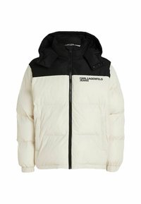 Giacca a vento con una sezione inferiore bianca e una sezione superiore nera. Presenta una zip frontale, cappuccio e logo sul petto. Texture morbida e design imbottito.