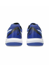 Baskets de sport bleues avec une tige en maille texturée, des accents noirs, des détails blancs et un col rembourré. La semelle est principalement bleue avec des éléments blancs.