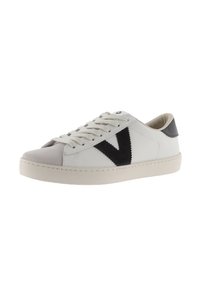 Vit lädersneaker med svarta mockadetaljer, grå mocka tåkappa och beige gummisula. Har en traditionell snörningsdesign.