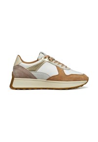 Baskets présentant un mélange de matériaux : cuir blanc, suède marron et accents métalliques. Forme arrondie avec une semelle texturée et rembourrée.