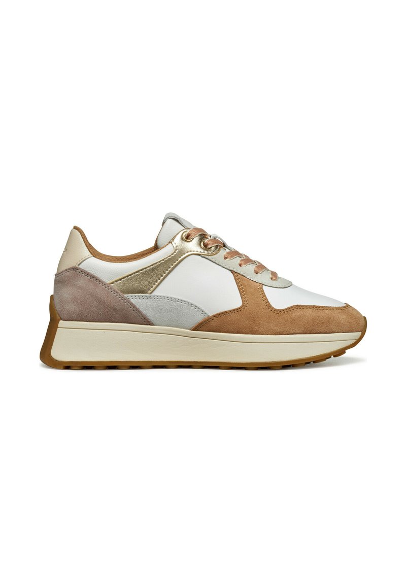 Baskets présentant un mélange de matériaux : cuir blanc, suède marron et accents métalliques. Forme arrondie avec une semelle texturée et rembourrée.