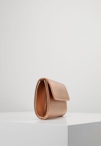 Kovová růžově zlatá psaníčko s pevným tvarem, s přehnutým víkem a hladkým, lesklým povrchem.