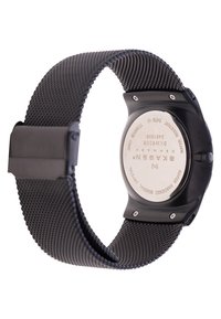Reloj con correa de malla negra, con caja redonda y fondo de acero inoxidable. Presenta acentos metálicos y una correa texturizada para un ajuste seguro.