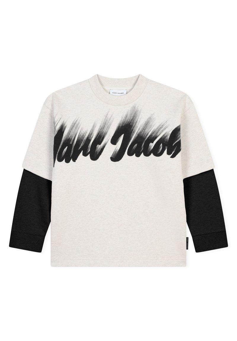 T-shirt grigio chiaro con maniche lunghe nere. Presenta una grafica audace in stile pennellata "Marc Jacobs" nera sul davanti.