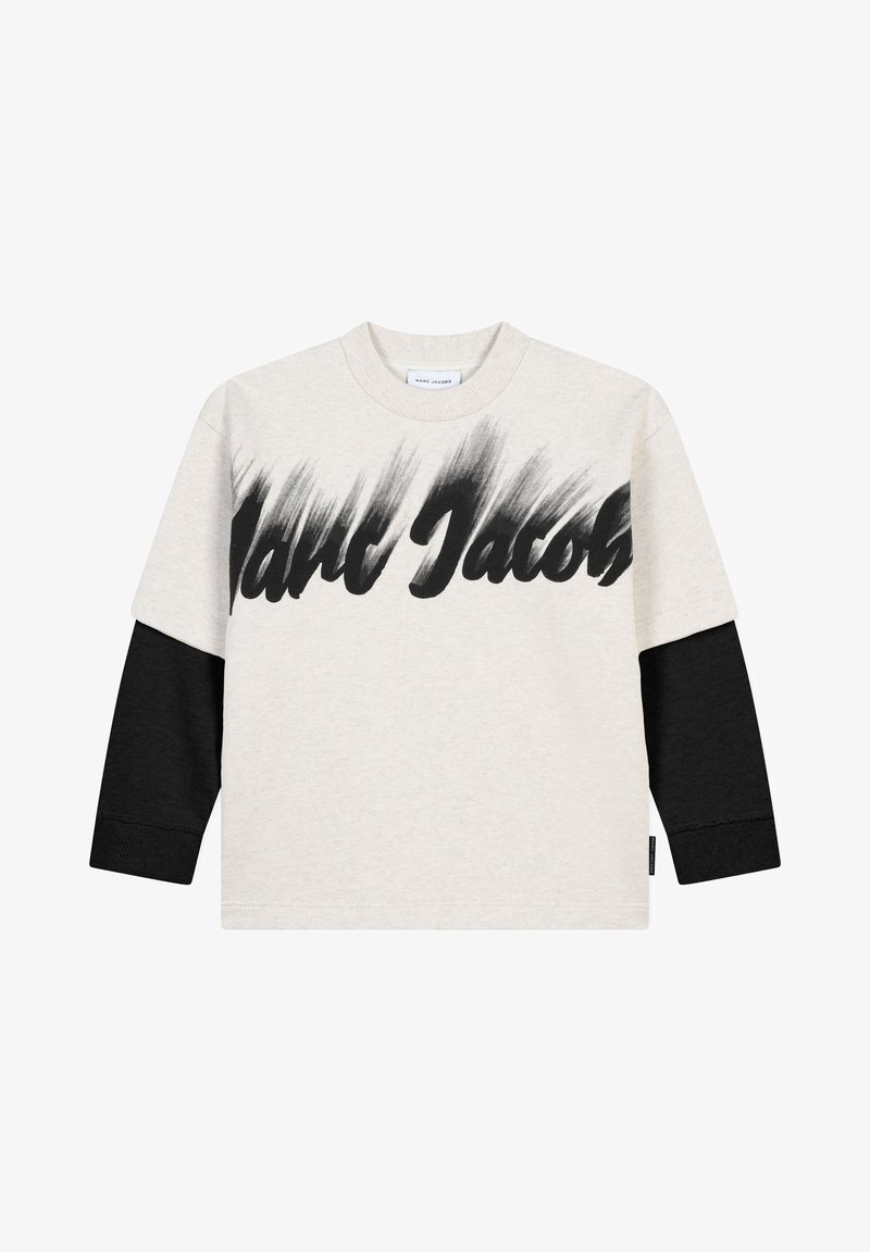 T-shirt grigio chiaro con maniche lunghe nere. Presenta una grafica audace in stile pennellata "Marc Jacobs" nera sul davanti.