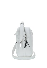 Borsa a mano in pelle bianca con texture, dalla forma strutturata, con tracolla regolabile e dettagli metallici che presentano le lettere "T" e "A".