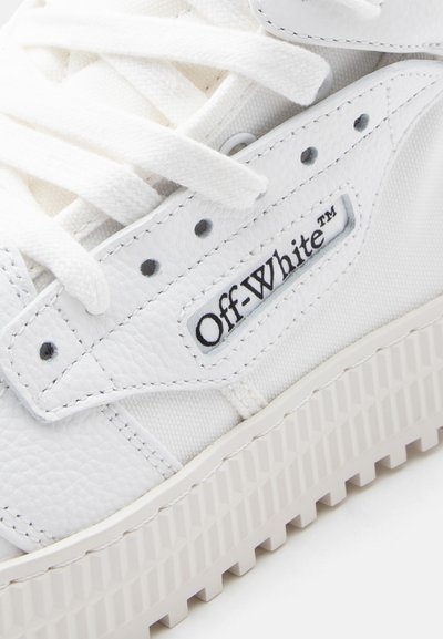 Weißer Off-White Sneaker mit strukturiertem Sohle, Leder- und Stoffelementen, weißen Schnürsenkeln und Markenlogo an der Seite.