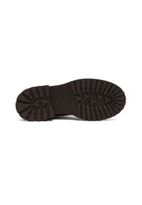 Rubberen schoenen zool met diepe, multidirectionele profiel, gestructureerd oppervlak en een versterkt teengedeelte, overwegend donkerbruin van kleur.