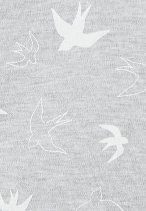 Tessuto grigio con un motivo ripetuto di uccelli bianchi di diverse dimensioni, con una texture liscia e sfumature sottili.
