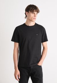 Tommy Hilfiger - ESSENTIAL TEE - Nyomott mintás póló - black Miniatűr kép 1