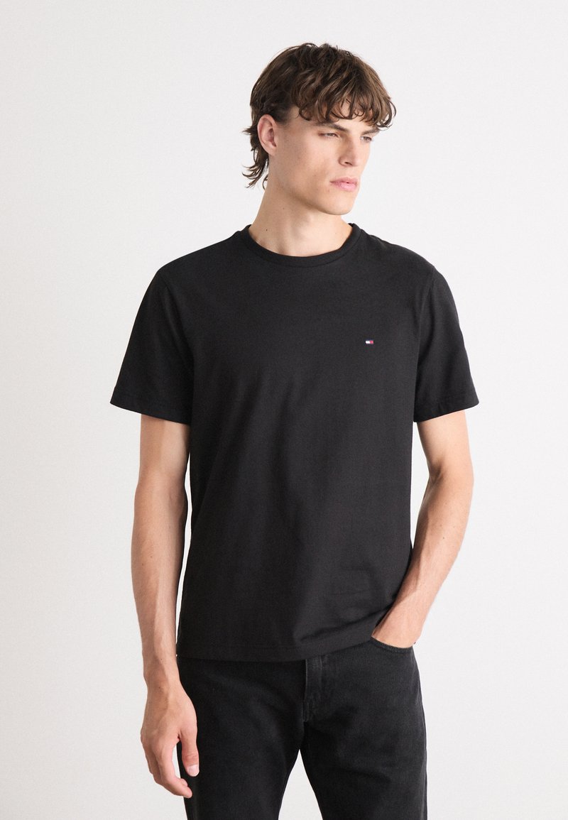 Tommy Hilfiger - ESSENTIAL TEE - Nyomott mintás póló - black, Nagyítás