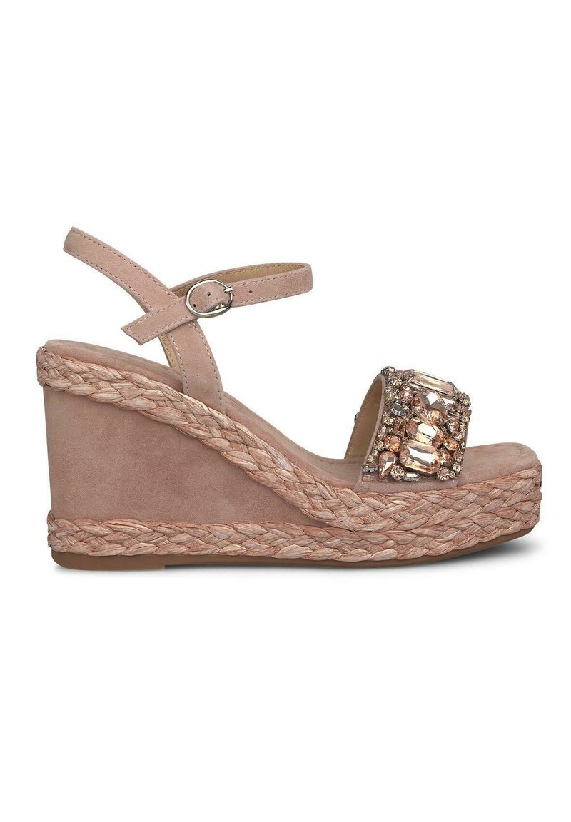 Sandali con zeppa che presentano una tomaia in suede rosa pallido, un cinturino alla caviglia regolabile e un accento decorativo di perline sul cinturino; zeppa avvolta in juta.