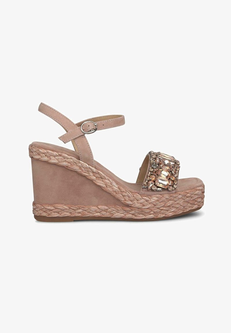 Sandali con zeppa che presentano una tomaia in suede rosa pallido, un cinturino alla caviglia regolabile e un accento decorativo di perline sul cinturino; zeppa avvolta in juta.