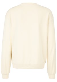 Sudadera de color crema, hecha de tela suave, con un corte relajado, cuello redondo y puños y dobladillo acanalados con textura lisa.