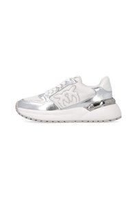 Sneaker bianche con accenti argentati, realizzate in tessuto a rete, con dettagli metallici e una suola in gomma spessa. Lacci e design del logo sul lato.