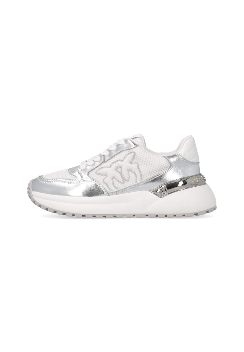 Sneaker bianche con accenti argentati, realizzate in tessuto a rete, con dettagli metallici e una suola in gomma spessa. Lacci e design del logo sul lato.